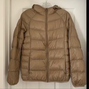 Hooded puffer jacket with zip pockets